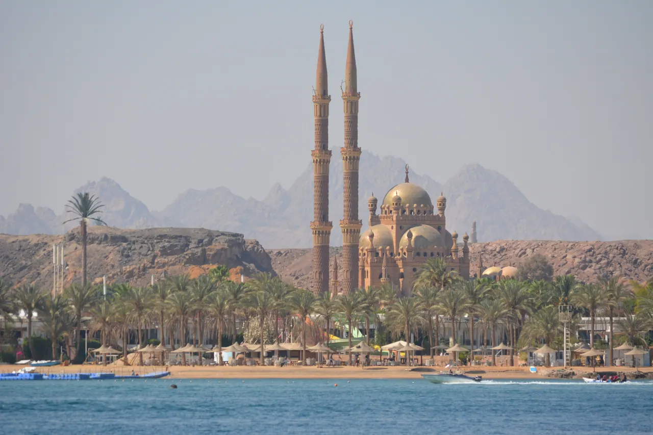 Al Sahaba Mosque behind the palm-lined shore of Old Sharm